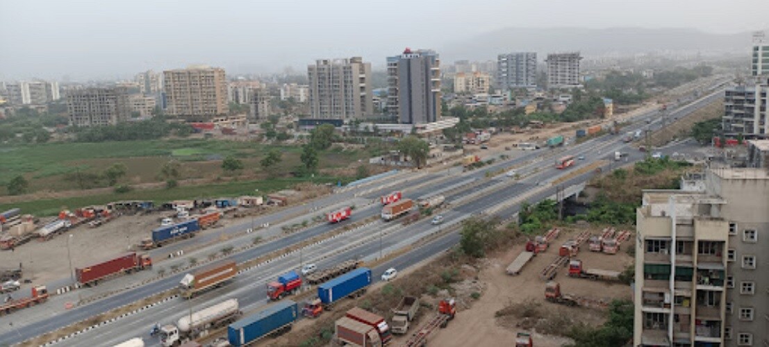 Kamothe Sector 22_a city street filled with lots of traffic